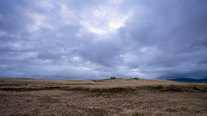 graue Steppe vor bewölktem Himmel auf Island