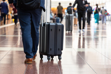 空港で出張に出かけるビジネスマンの後ろ姿