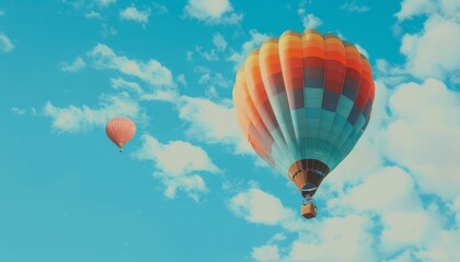Naklejka premium Vibrant Journey: A Colorful Hot Air Balloon Soaring in the Blue Sky