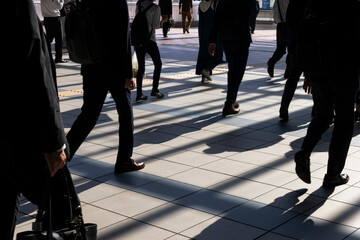 東京の朝の通勤するビジネスマンたちの足元の後ろ姿