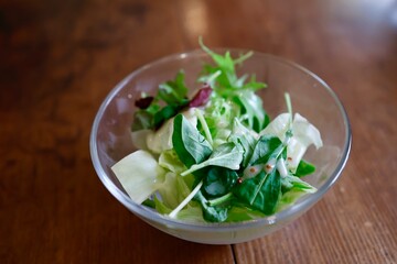 ベビーリーフやレタスを使用したサラダ