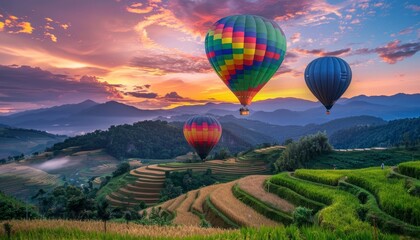 Naklejka premium Awe-Inspiring Sunset Over Pa Bong Piang: A Vibrant Display of Colorful Hot Air Balloons