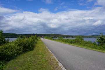 Blick auf den Damm zwischen dem kleinen und dem großen Brombachsee in Bayern,
