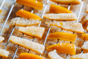 Étape de préparation des oranges confites pour confectionner des orangettes fait maison