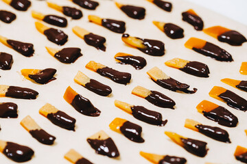 Étape de préparation des oranges confites pour confectionner des orangettes fait maison