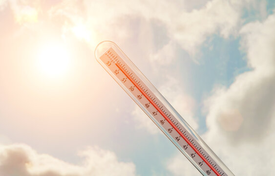 A thermometer with a numerical explosion in a hot and scorching sky

