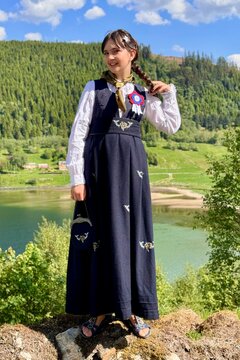M&auml;dchen in norwegischer Tracht