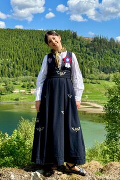 M&auml;dchen in norwegischer Tracht