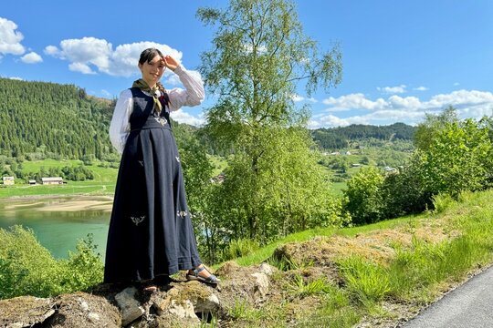 M&auml;dchen in norwegischer Tracht