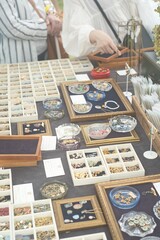 世界中からコレクションしてきたレトロな手芸用品とアクセサリー