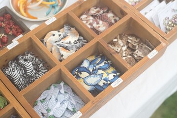 世界中からコレクションしてきたレトロな手芸用品とアクセサリー