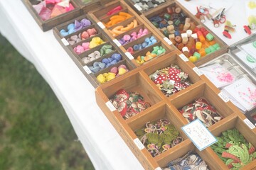 世界中からコレクションしてきたレトロな手芸用品とアクセサリー