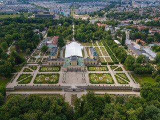 Pałac Wilanowski w Warszawie, perła architektury barokowej. Widok z drona