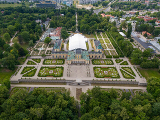 Pałac Wilanowski w Warszawie, perła architektury barokowej. Widok z drona