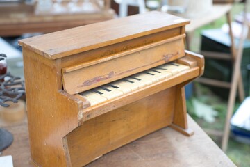 日本の骨董市で見つけた古ぼけたピアノ
