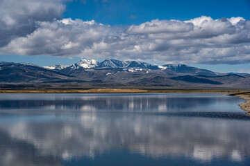 Fototapeta premium landscape of the surroundings of the village of Kosh Agach mountains with lakes and unusual landscapes in the southern regions of Altai in May