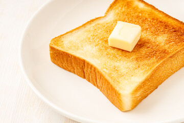 	バターを乗せた食パン