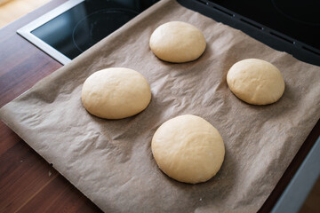 Selbstgebackene Burgerbrötchen am Backblech