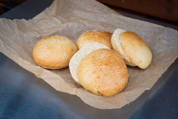 Selbstgebackene Burgerbrötchen am Backblech