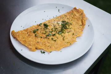 Omelett aus der Gusseisenpfanne vom Grill