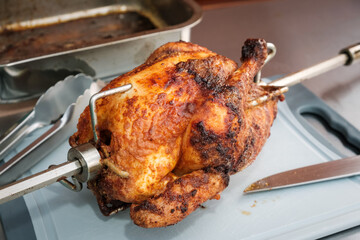 Grillhendl, Grillhähnchen am Drehspieß im Kugelgrill