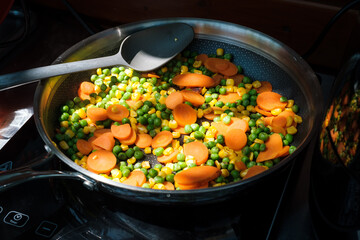 Gemüse (Karotte, Mais, Erbse) in Pfanne