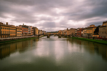 Obraz premium View of the city of Florence from one of the bridges over the Arno River