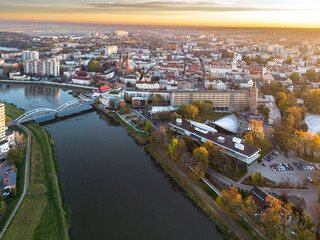 Opole miasto na Śląsku w Polsce w widoku z powietrza nad rzeką Odrą