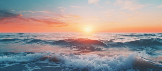 Obraz premium Capture a picturesque sunrise over the ocean with radiant waves, perfect for a copy space image.