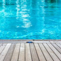 Piscine bleue, plage bois