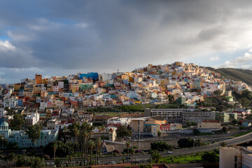 Obraz premium Las Palmas de Gran Canaria cityscape at sunset. El Risco de San Juan colorful houses
