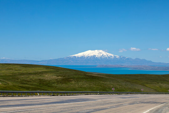 Mount S&uuml;phan from the plain of Malazgirt
