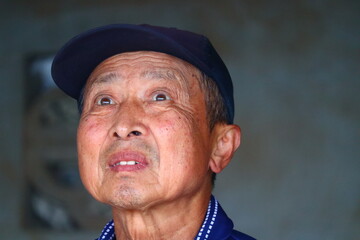 注目するシニア男性　見る