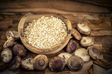 Shiitake Pilze Lentinula edodes auf Olivenholz