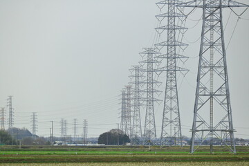 連なる送電線の鉄塔