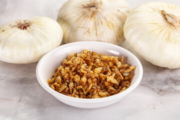 Dried roasted onion flakes for culinary