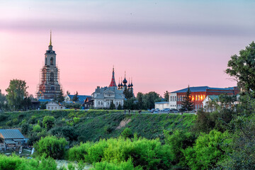 Obraz premium Suzdal, Russia, Golden Ring: The symbol of the city is the famous landmark of the Venerable Bell Tower of the Ordination Monastery in Summer.