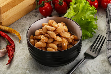 White canned beans in the bowl