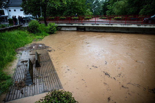Hochwasser Rems in Winterbach Gleisdorfer Platz im Remstal Rems-Murr-Kreis 