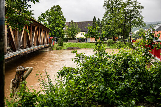 Hochwasser Rems in Winterbach Gleisdorfer Platz im Remstal Rems-Murr-Kreis 
