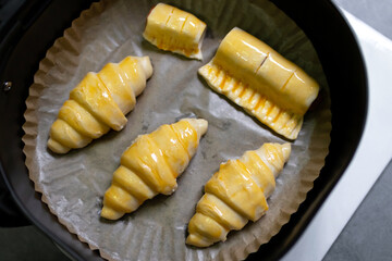 Making delicious croissants at home with an air fryer is easy. Simply place the croissants in the air fryer basket, brush with egg and cook until golden brown.