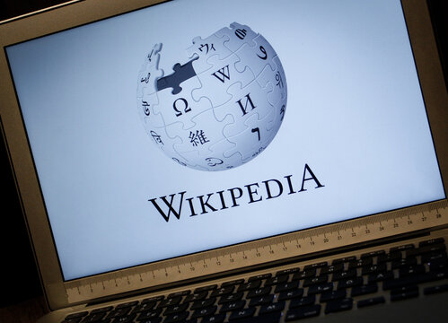 Wikipedia Logo auf einem Laptop
