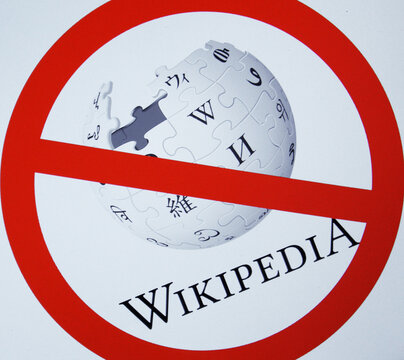 Wikipedia Logo auf einem Laptop