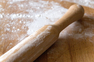 A rolling pin for rolling dough and a device for cutting dumplings and scattered flour on a board. Make dumplings by hand.