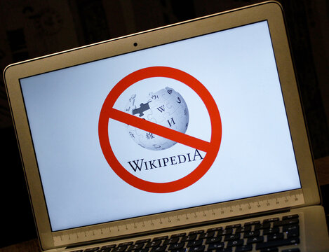 Wikipedia Logo auf einem Laptop