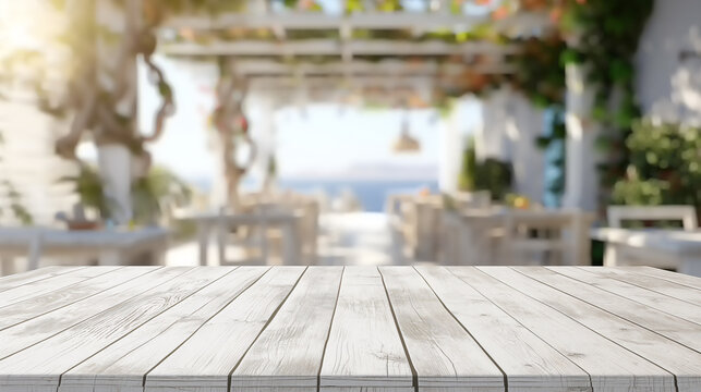 Leerer wei&szlig;er Holztisch in einem sonnigen mediterranen Restaurant oder Caf&eacute; mit Blick auf das Meer im unscharfen Hintergrund