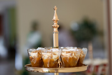 słodki stół na uroczystości weselnej