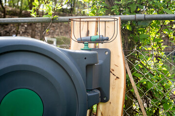 Schauchbox an Säule/Pfosten befestigen mit Schrauben / Konzept: Bewässerung im Garten mit...