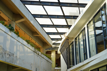 Obraz premium The roof of the faculty building that uses glass so that light enters the room