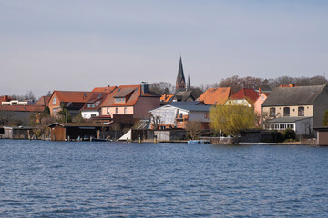 Obraz premium Stadtansicht mit Malchower See, Malchow, Inselstadt, Mecklenburgische Seenplatte, Mecklenburg, Mecklenburg-Vorpommern, Deutschland, Europa